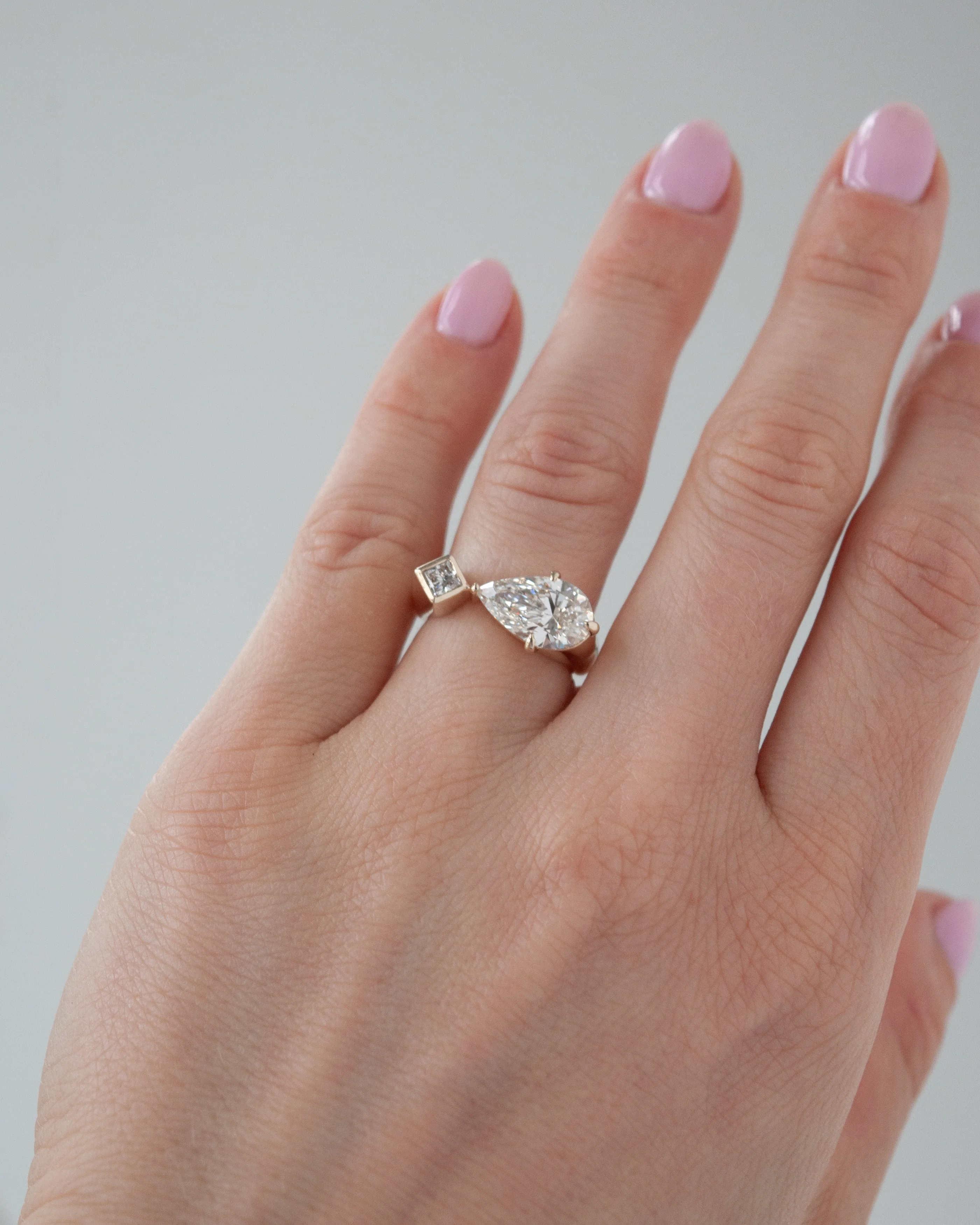 THE ASTRAPE RING | PEAR CUT TOI ET MOI - Image 4