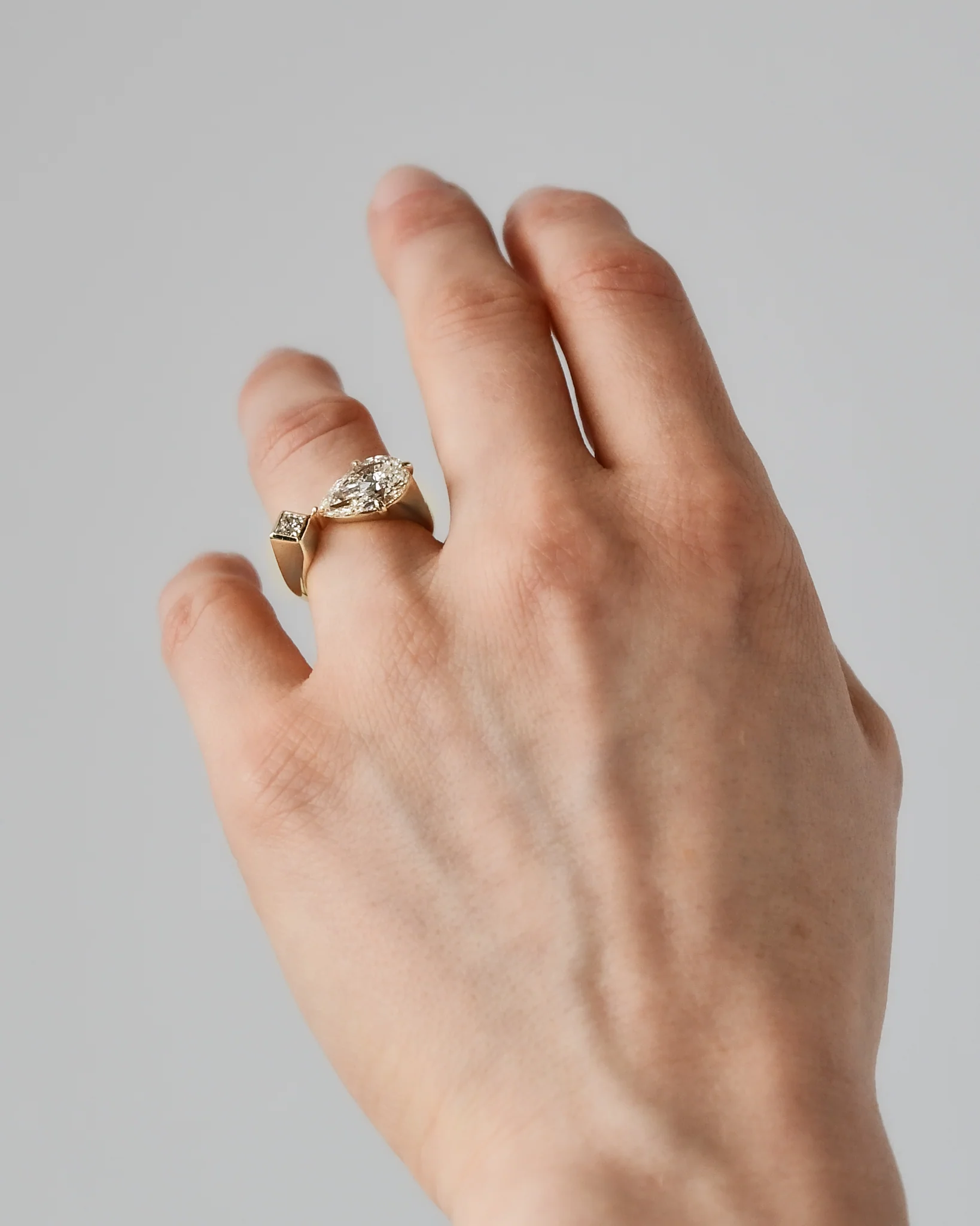 THE ASTRAPE RING | PEAR CUT TOI ET MOI - Image 7