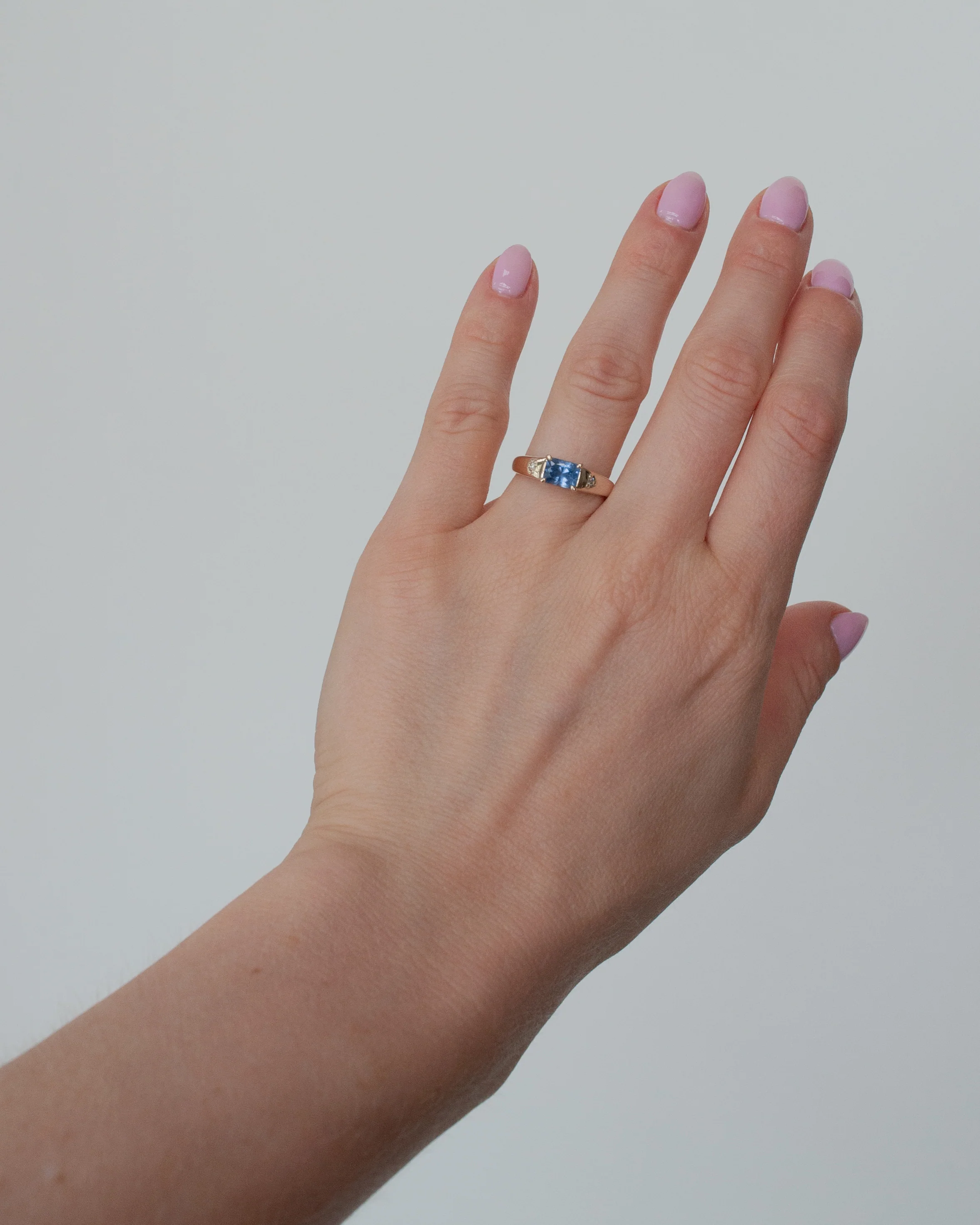 THE GAZER RING | CORNFLOWER BLUE SAPPHIRE - Image 4